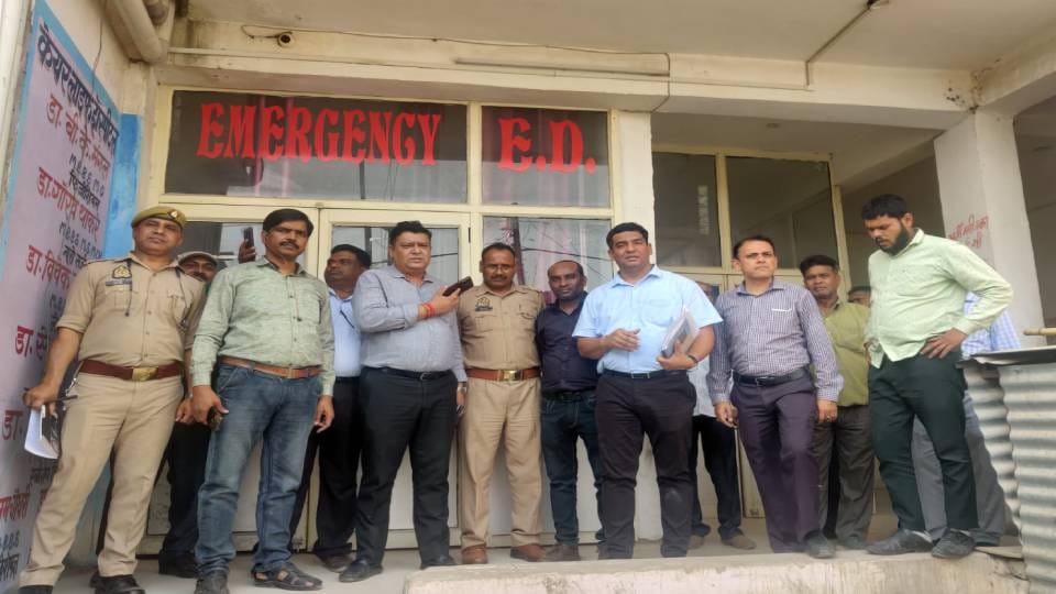 twelve stores sealed for playing with lives by recruiting patients at illegal medical stores in Agra