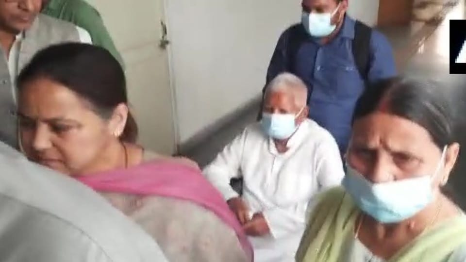 Lalu Yadav: RJD supremo Lalu Prasad returning from Delhi to Patna, accompanied by Rabri Devi