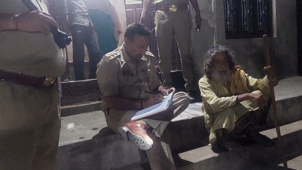 An old man injured in a clash in Tikait nagar thana kshetra in Barabanki.