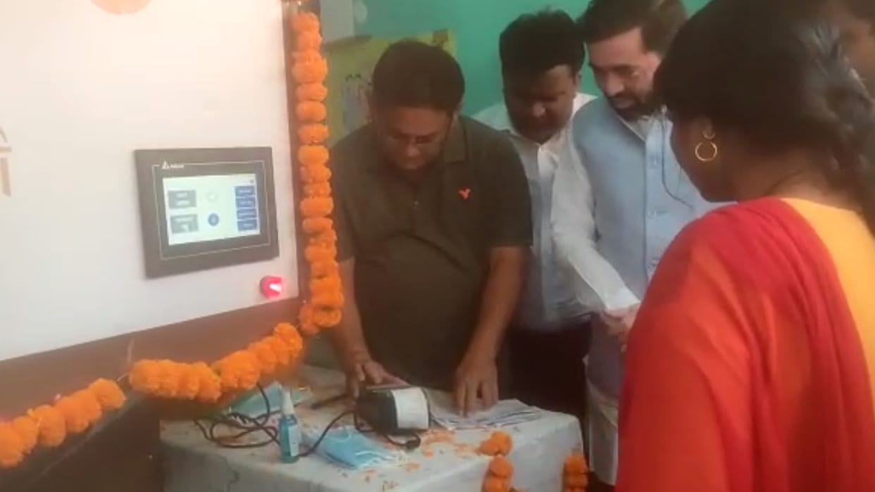 UP Minister inaugrates the ATM annapurti in Lucknow.