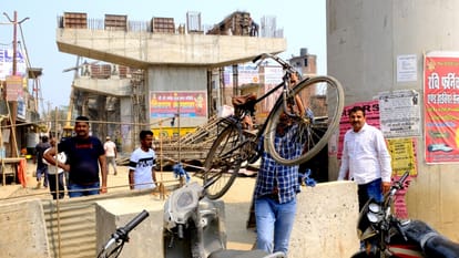 large population forced to travel through potholed road near Mahesara bridge