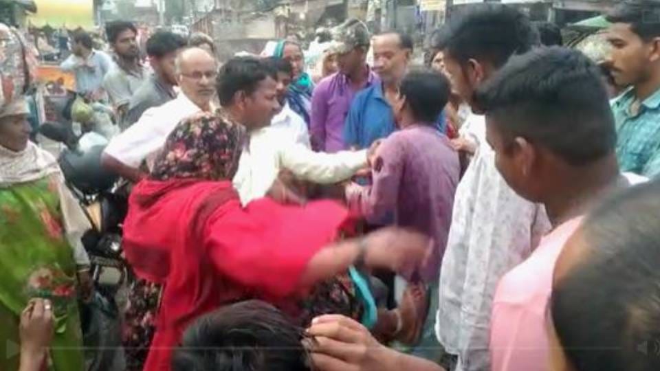 woman slapped and kicked Shohda for molesting her In Bharatpur