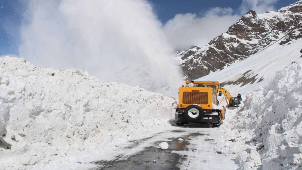 First choice of tourists Manali-Rohtang Pass road restored till Gulaba