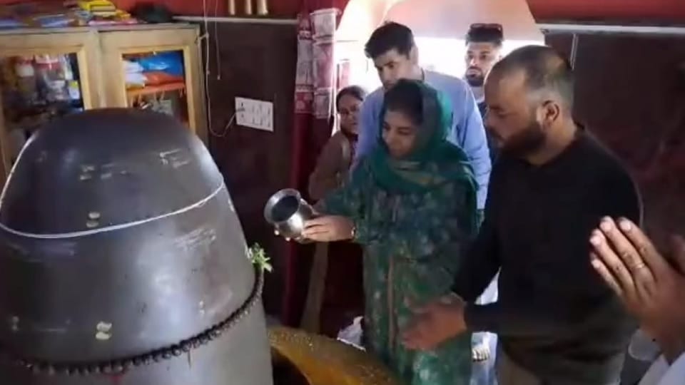 Former CM visited Navagraha temple offered water to Shivling
