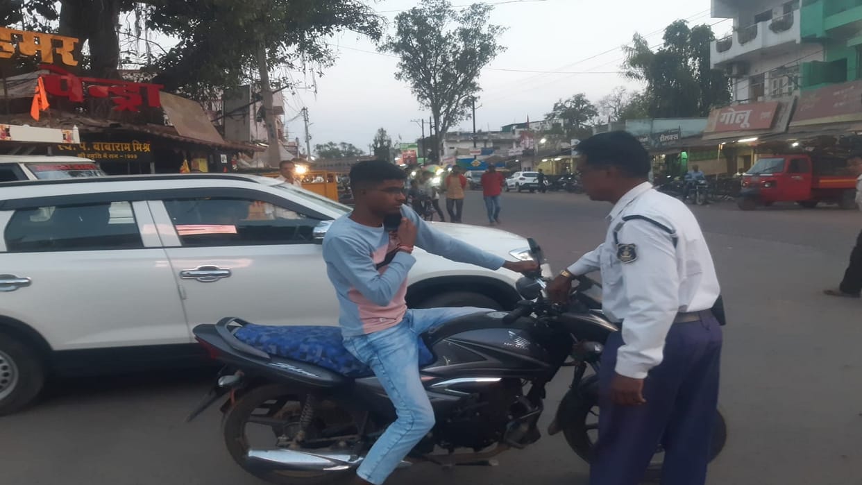 challan was issued to those driving without helmet and license