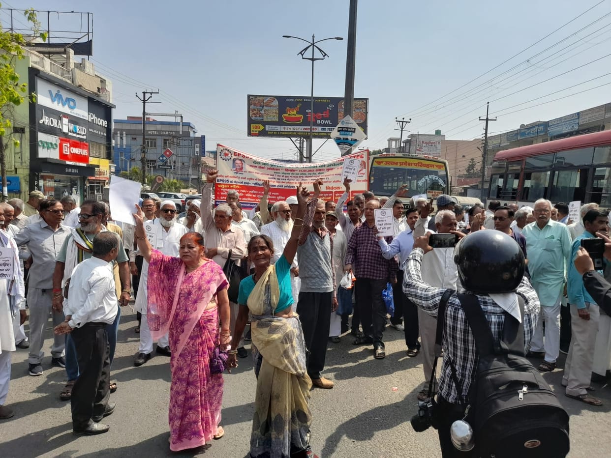 Meerut News: Retired roadways employees get angry, road jammed after demonstration