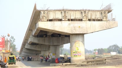 large population forced to travel through potholed road near Mahesara bridge