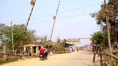 large population forced to travel through potholed road near Mahesara bridge
