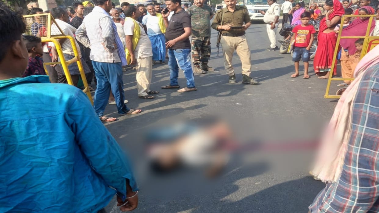 Sand-laden Hiva truck crushed elderly person in Jamui, he died on the spot, angry people blocked the road