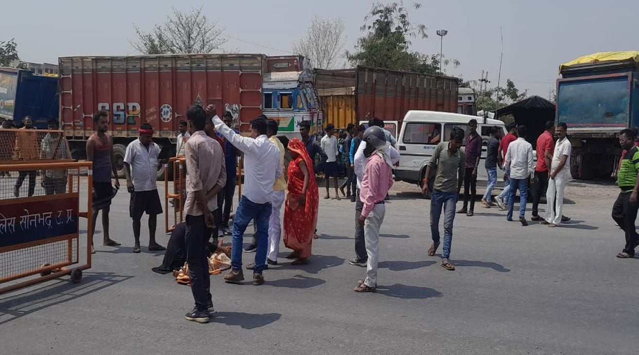Siren kept ringing ambulance stuck in jam on highway in sonbhadra child died in agony