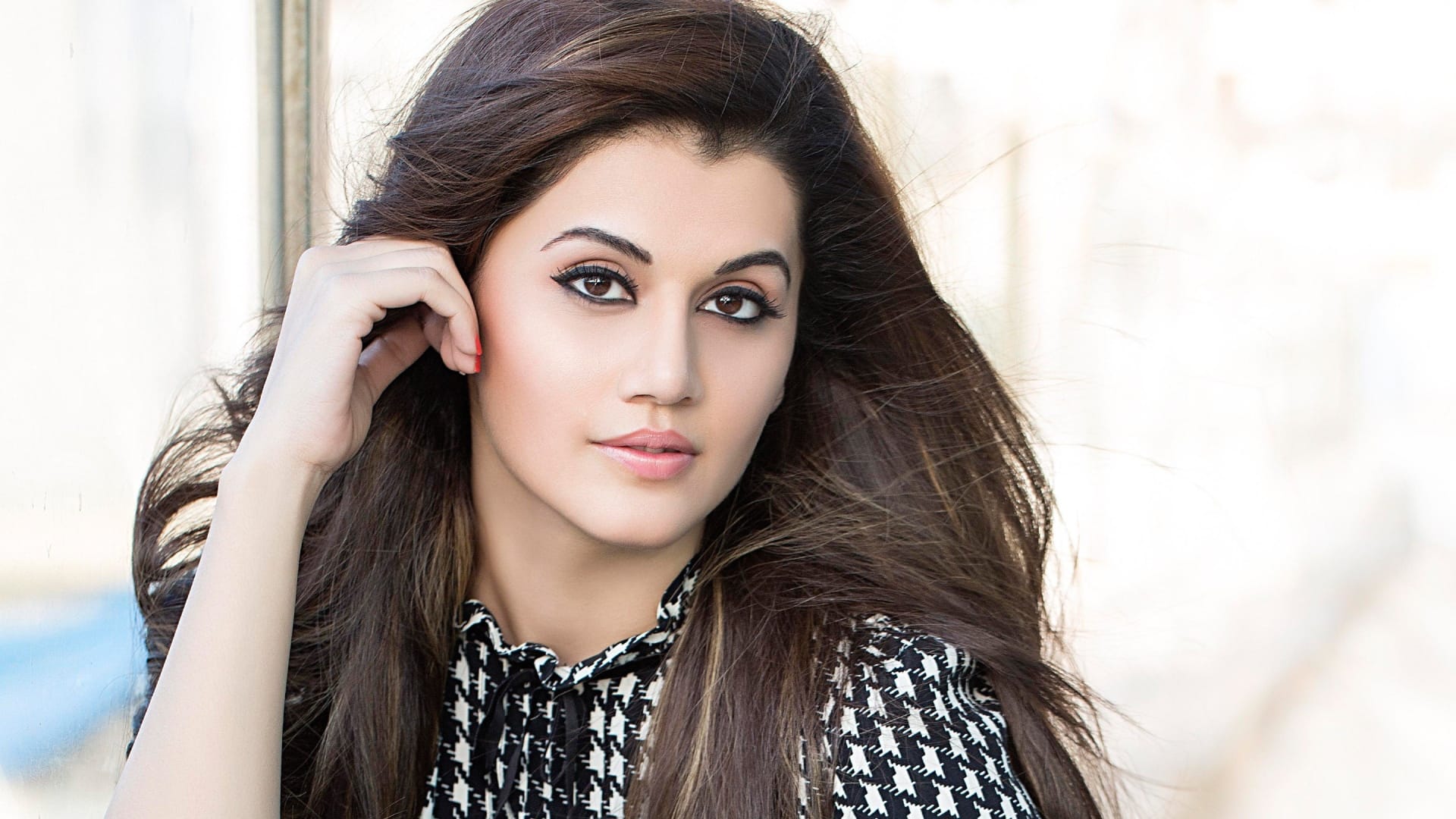Taapsee Pannu Talk About Bollywood Parties Of Shahrukh khan Bachchan family actress said nobody bring gifts