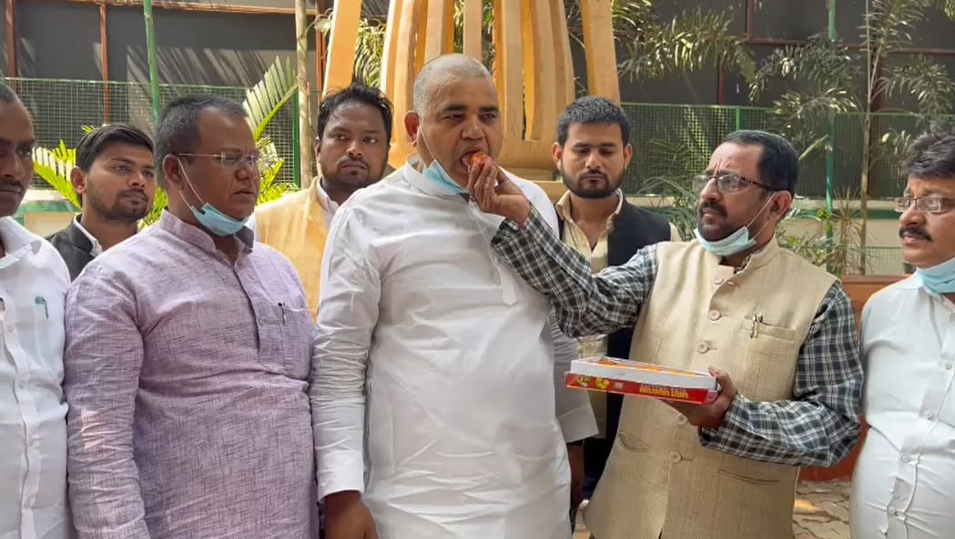 Bihar Vidhan Sabha: Laddu battle in RJD-BJP on Lalu's bail, Patna's MLA's kurta torn