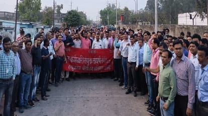 Aligarh News: बिजली कर्मचारी 72 घंटे की हड़ताल पर, पावर हाउस ने किया यह वैकल्पिक इंतजाम अपनी मांगों को लेकर धरना देते विद्दुत कर्मचारी