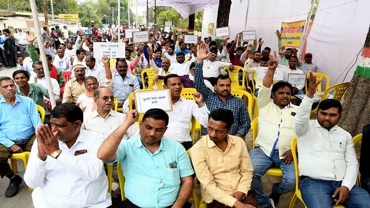 Electricity Workers Strike: 72 घंटे की हड़ताल पर गए बिजली कर्मी, वाराणसी समेत यूपी में गहरा सकता है बिजली संकट