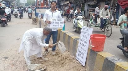 हाथ में फावड़ा लेकर खुद ही सड़क का गड्ढा भरने लगे पूर्व सांसद शाहिद अली