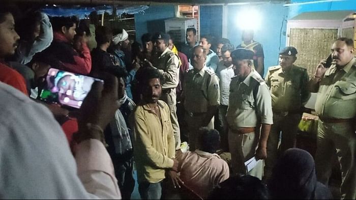 लोगों ने नारेबाजी करते हुए पुलिस चौकी पर पथराव कर दिया