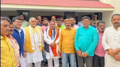 Mirzapur: अपराध पर जीरो टॉलरेंस की नीति, मंत्री सुरेश खन्ना बोले- उमेश पाल हत्याकांड में सरकार कर रही अपना काम मिर्जापुर में मंत्री सुरेश कुमार खन्ना और दयाशंकर सिंह समेत अन्य लोग