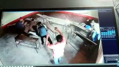कोचिंग क्लास में वारदात: छात्र पर लोहे की रॉड से सहपाठी ने किया ताबड़तोड़ हमला, हालत गंभीर सीसीटीवी कैमरे में दर्ज हुई घटना