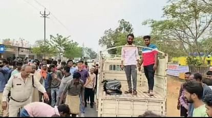 पुलिस ने दोनों लड़कों के शवों को पोस्टमार्टम के लिए भिजवा दिया है।