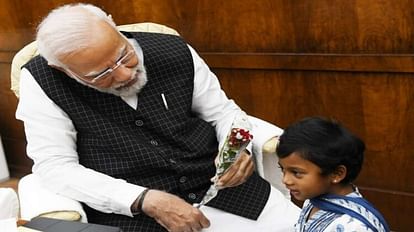 सांसद हिमाद्री सिंह की बेटी से मुलाकात करते पीएम मोदी।