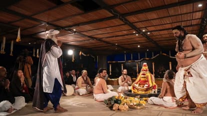Varanasi: बेंगलुरु के योगेश्वर महादेव मंदिर में काशी विश्वनाथ धाम के पुजारी करेंगे सप्तऋषि आरती सद्गुरु जग्गी वासुदेव के सानिध्य में होगा आयोजन