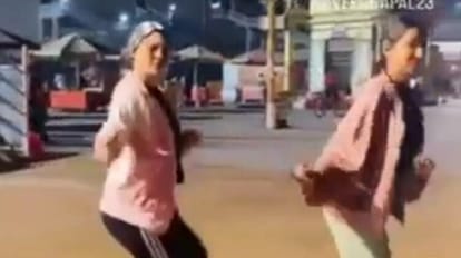 Haridwar: हरकी पैड़ी पर रील बनाना युवतियों को पड़ा भारी, सोशल मीडिया पर वायरल होने के बाद पुलिस तलाश में जुटी हरकी पैड़ी पर रील बनाती युवतियां