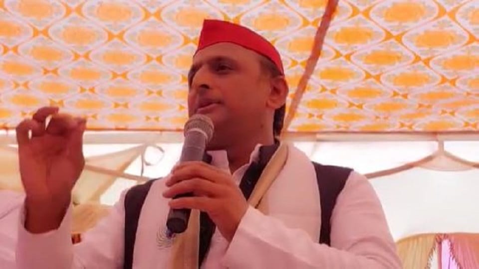 Akhilesh Yadav target on Deputy CM said Chief Minister gets statement from Shudra sitting next to him