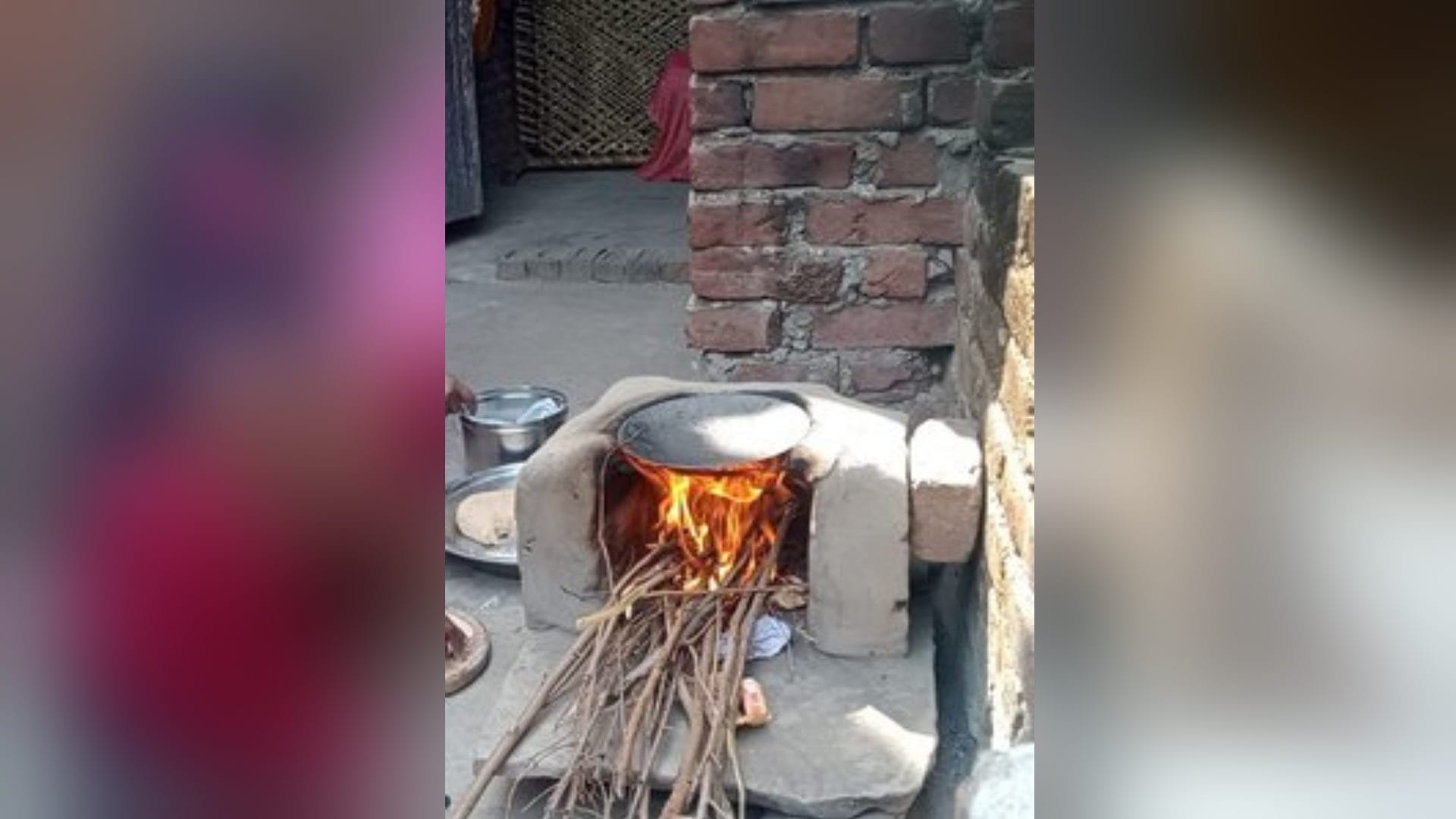Pradhan Mantri Ujjwala Yojana: this report from Baghpat district and women are cooking the food on the stove