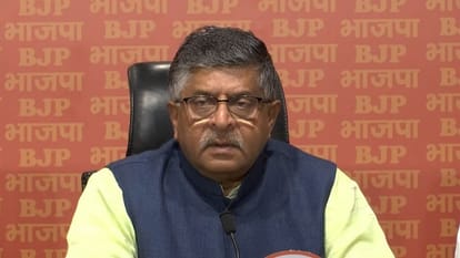 apple phone hacking massage alert on opposition leaders bjp said company should clarifies