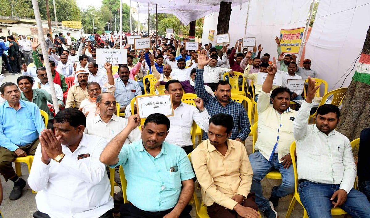 Electricity Workers Strike in varanasi and purvanchal Outcry  demonstrations in many places