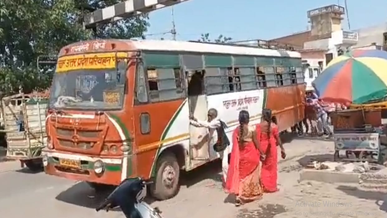 Former CM Akhilesh Yadav taunted government by pushing bus of Rae Bareilly depot