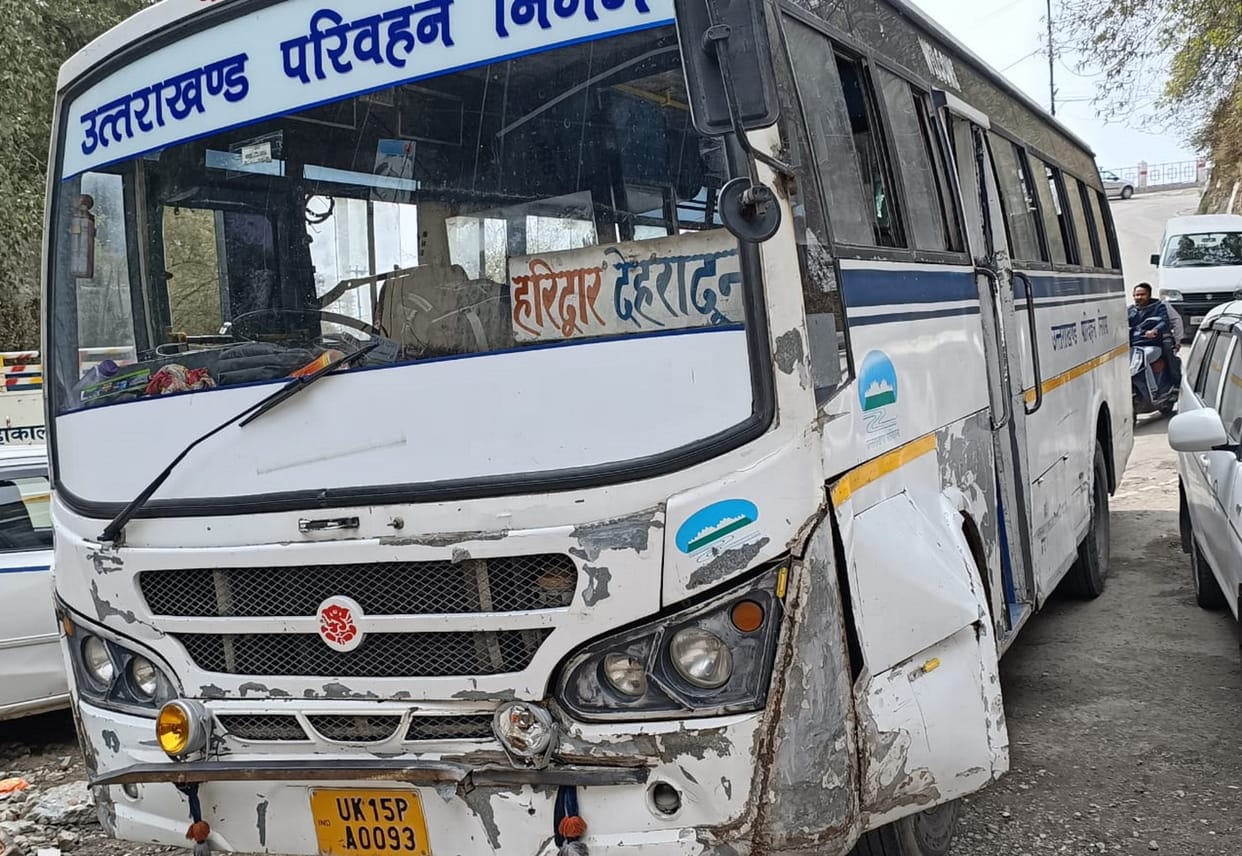 Mussoorie roadways bus brakes passengers narrowly escape Uttarakhand news in hindi