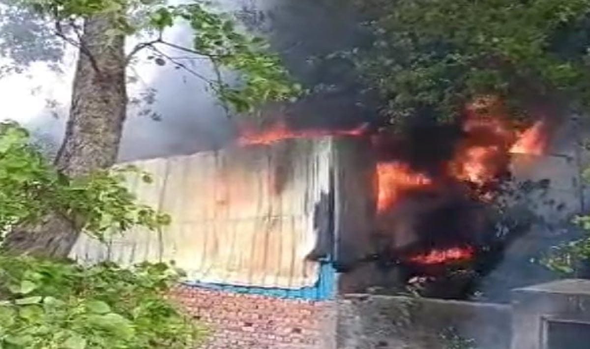 Fierce fire broke out in Dona Pattal making factory goods worth lakhs burnt to ashes