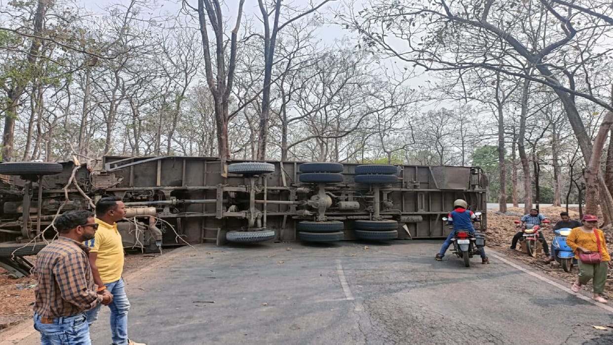 Jam caused by overturning of a trailer full of clothes in Kanger valley of Bastar