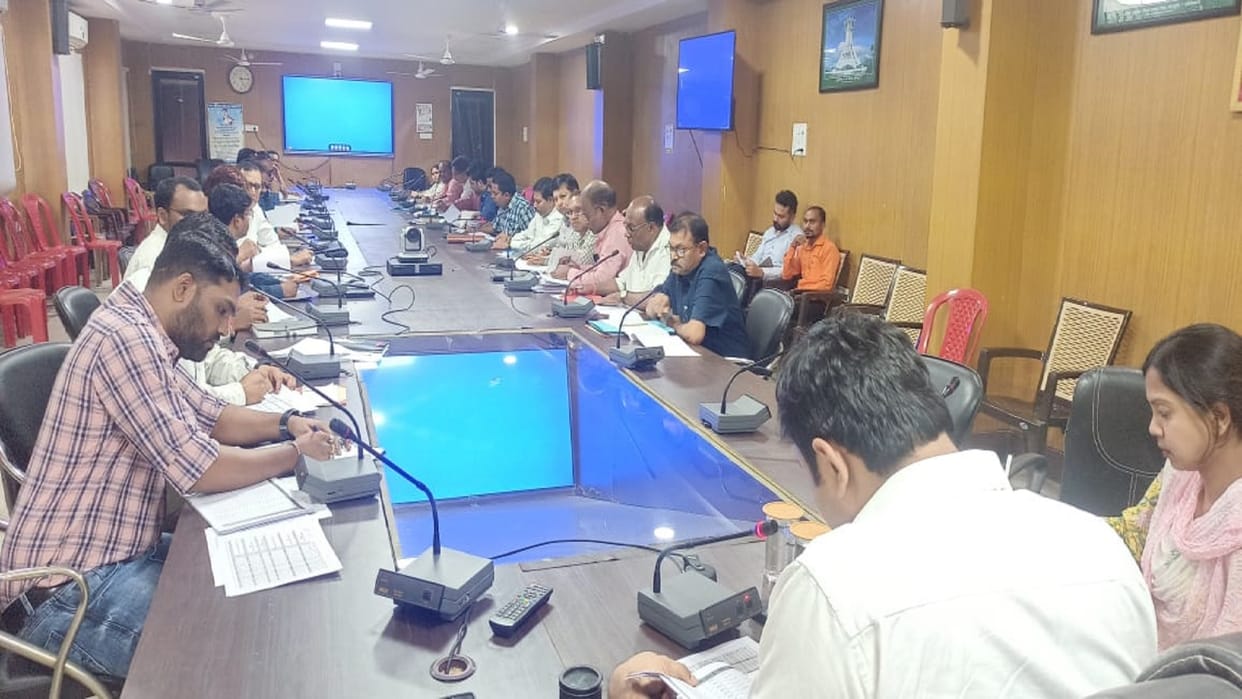 Balodabazar Collector Rajat Bansal took a review meeting of construction works