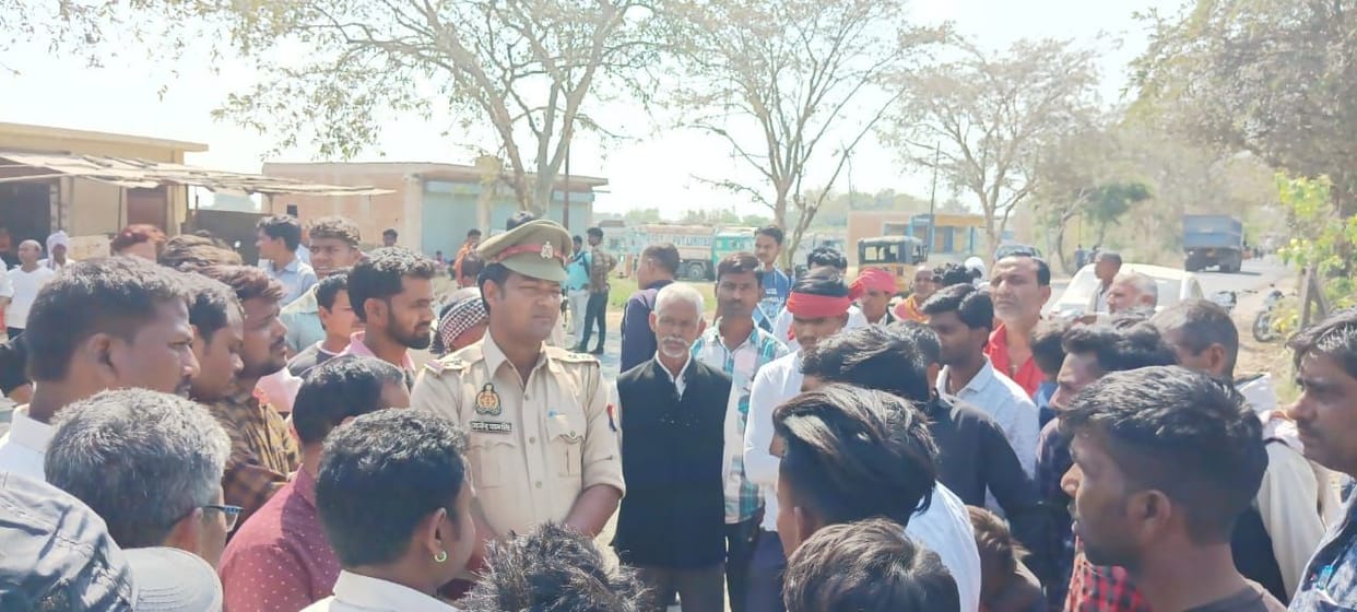 Kanpur Dehat : Khalasi's death, relatives jammed Gajner Raipur road demanding compensation, jam opened after half an hour