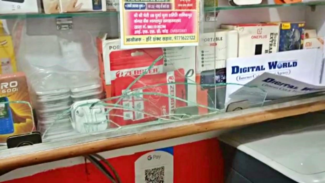 The miscreants beat up the cafe operator when he refused to smoke