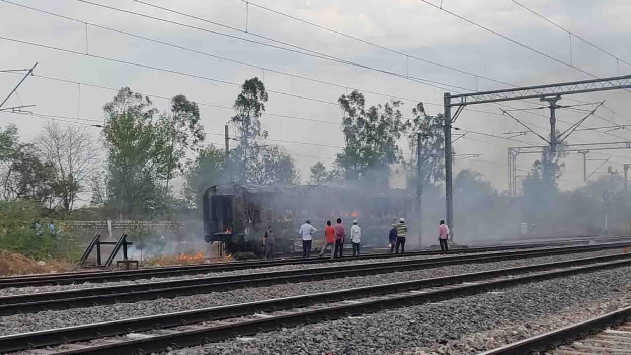 Chitrakoot: sudden fire broke out in a train compartment standing at Bargarh railway station