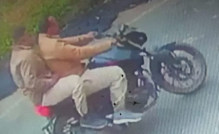 Miscreants started roaming in Khaki uniform in Hardoi, Patting with women