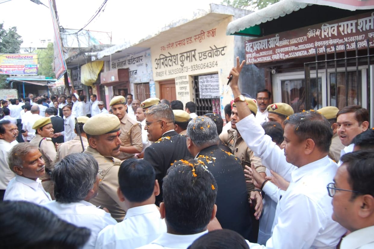 Seeing the district judge in the Holi Milan program, the lawyer got angry, was taken back in the security cord