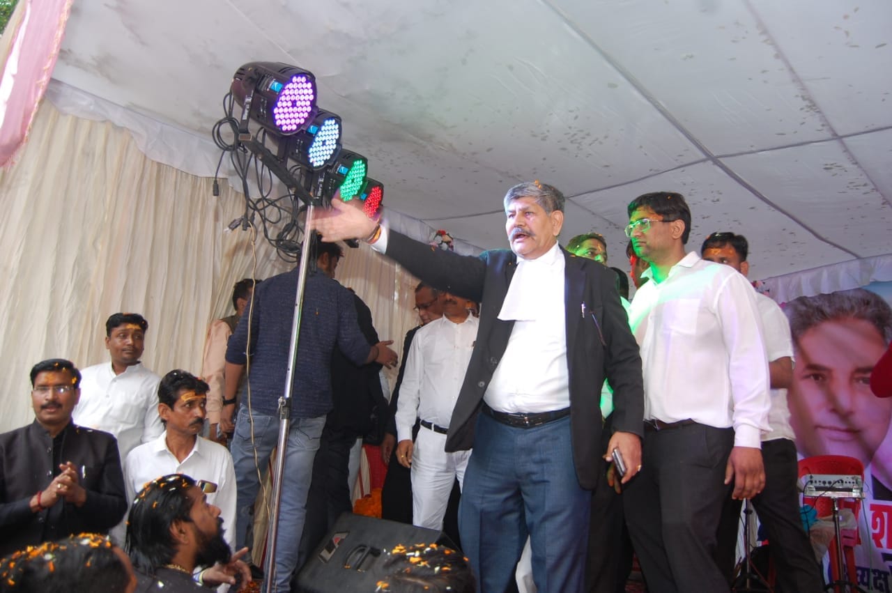 Seeing the district judge in the Holi Milan program, the lawyer got angry, was taken back in the security cord