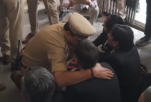 Seeing the district judge in the Holi Milan program, the lawyer got angry, was taken back in the security cord