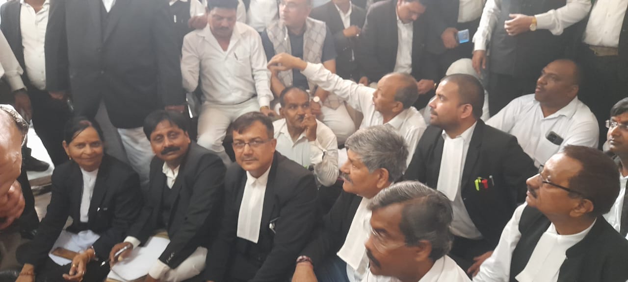 Seeing the district judge in the Holi Milan program, the lawyer got angry, was taken back in the security cord