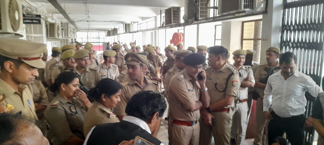 Seeing the district judge in the Holi Milan program, the lawyer got angry, was taken back in the security cord