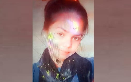 a helpless teenager died due to fathers assault in Fatehpur, 12 years ago his wife had also consumed poison