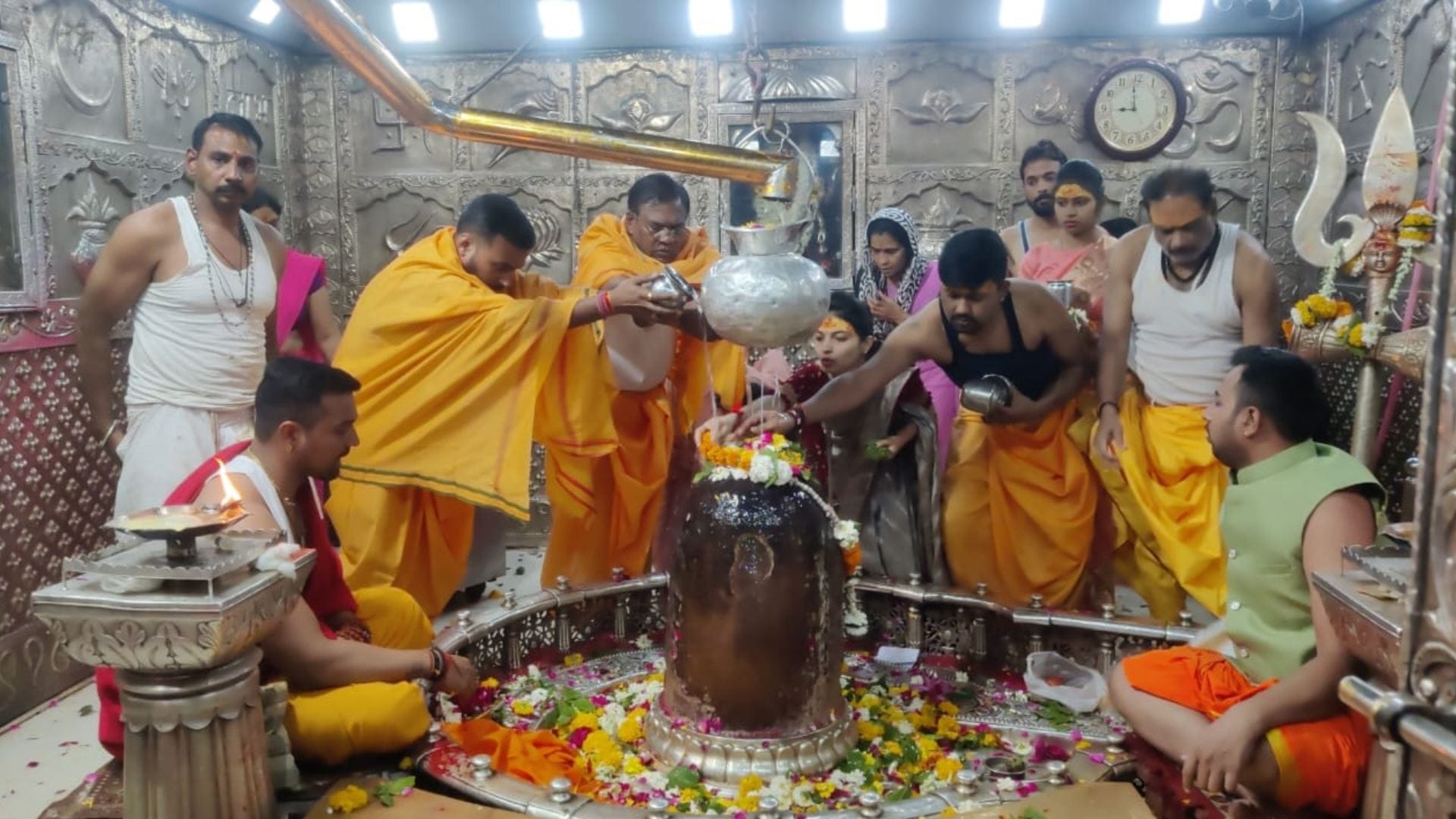 Ujjain Mahakal: Indian cricketer Nitish Rana reached the shelter of Mahakal, worshiped Baba with his family
