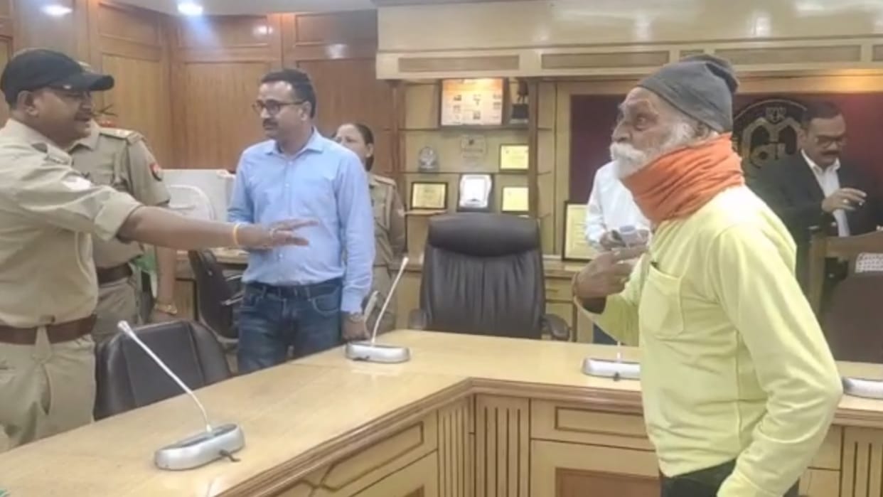 An LDA officer slapped an old man in janata ki Adalat in Lucknow.