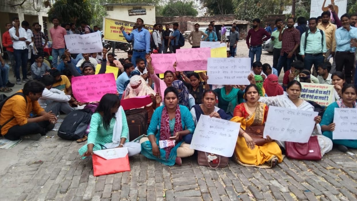 protest over 6800 teachers recruitment in Basic Shiksha Nideshalaya.