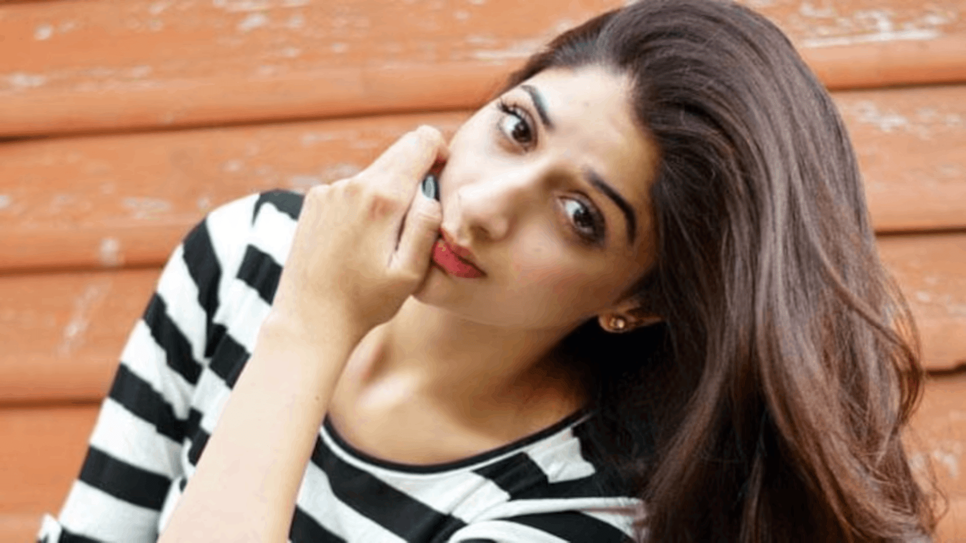 Pakistani Actresses gets Popularity In Bollywood Mawra Hocane Veena Malik Saba Qamar Mahira khan Sajal Ali