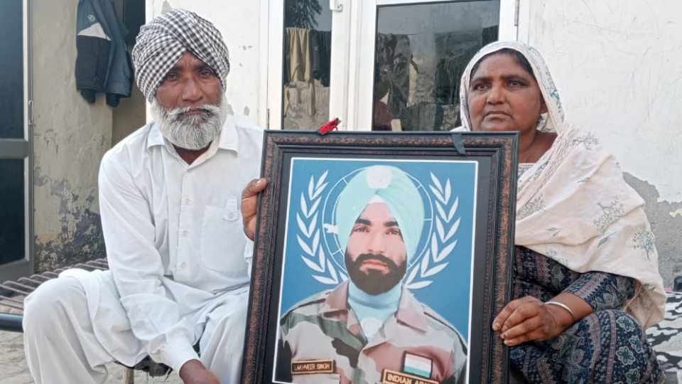 Martyr jawan parents names removed from ration card list in Moga of Punjab